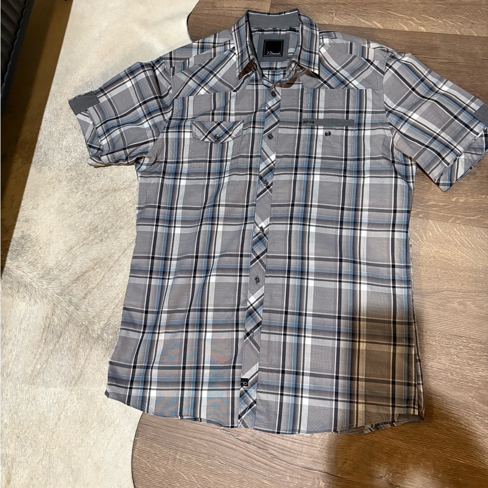 Men’s button shirt. 7 Diamonds size LG